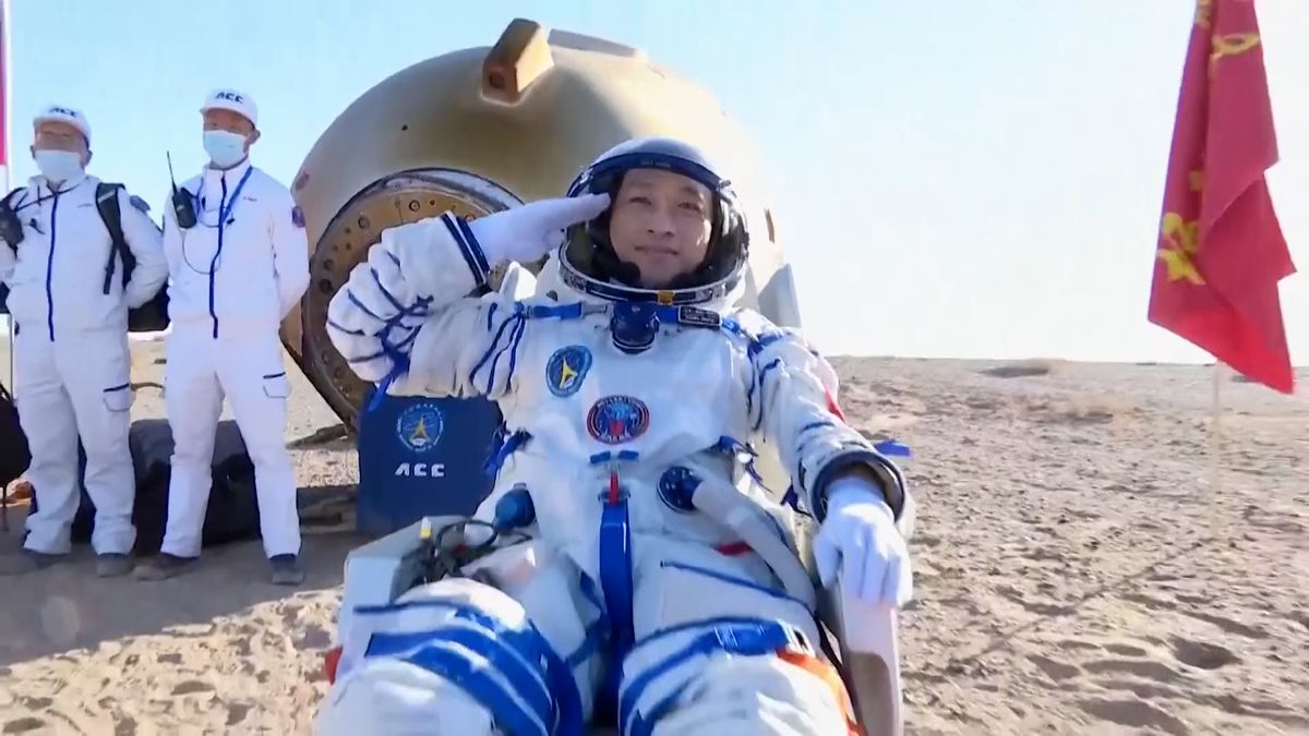 Po půlroce v Nebeském paláci se tři čínští kosmonauti vrátili na Zemi